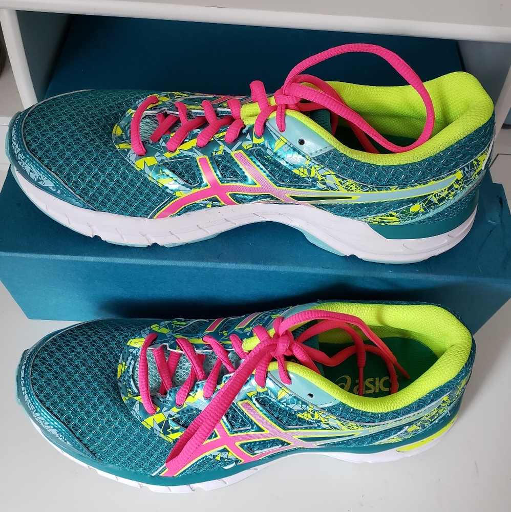 BRAND-NEW ASICS GEL EXCITE 4 -- Brand new!